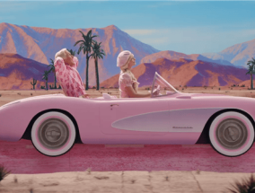 7月上映！《芭比娃娃》真人电影发新预告：画面清奇 超粉红！