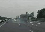 丰田卡罗拉高速错过出口强行变道：后方货车紧急制动轮冒青烟！