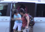40岁陈妍希带儿子学武术，为小星星拍视频，抱其坐在腿上互动温馨