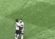 阿根廷2:0战胜澳大利亚 赛中狂热球迷冲进场拥抱梅西被抬走！