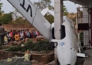 印度一小型飞机升空几分钟后惨烈坠毁 现场一片狼藉！