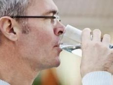 大量喝水一个星期尿酸低了真的假的（长期尿酸高的危害不容小觑）