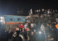 或信号错误！印度列车相撞事故已致死伤超千人