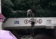 重庆暴雨倒灌车库 居民用绳救人！开车被淹怎么办？