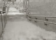 贵阳暴雨地铁“喷水池”站真成喷水池 站内楼梯成“河道”！