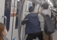 没见过抢站位的！上海地铁两男子为抢站位极限拉扯