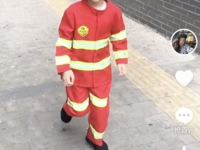 霍思燕晒儿子变装视频，嗯哼从5岁穿越到9岁，穿消防服正气凛然