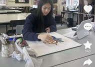 14岁王诗龄晒绘画作品，在美术室里认真创作，线描和水粉样样精通