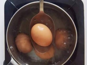 冷水煮鸡蛋要多长时间 冷水煮鸡蛋要多长时间小火
