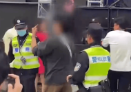 成都草莓音乐节一男子对警察竖中指被控制带走 事件原因正在进一步调查处理中！