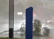 南京两大厦间现龙卷风：强风至路面闪现火花！