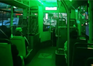 上海公交车深夜冒绿光 网友直呼密室逃脱现场：官方回应是车辆的特色！