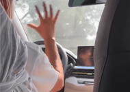惊呆了！女子打车遇到奇怪司机：情绪激动、自言自语、猛拍方向盘！