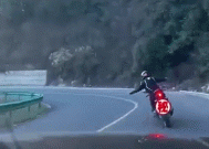 鬼火男子抖音“炫技”博眼球 骑摩托车双手离把 顺着网线被找到！