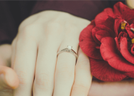 3万元钻戒如今只值2千 越来越多新人告别智商税 婚礼用十几元道具戒指！