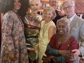 马斯克妈妈75岁生日开派对，与邓文迪贴身合影，晒三代同框好幸福