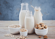 牛奶、豆浆、杏仁奶和燕麦奶谁最有营养？营养专家答案来了… 