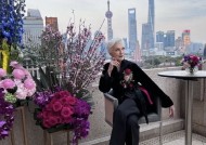 马斯克妈妈结束中国之行！在上海东方明珠前留影，穿黑丝绒好贵气