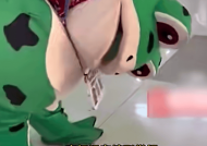 一商场网红青蛙偷看女生裙底 工作人员称暂未接到举报！