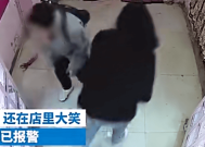 两女孩砸成人用品售卖机盗走商品还在店里大笑 店家已报警！