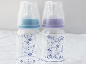 宽口径奶瓶和标准口径奶瓶的区别(宽口径奶瓶和标准口径奶瓶的区别奶瓶可否通用)