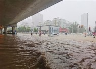 7省市将现大到暴雨！四川达州水位暴涨：汽车驾驶位被淹没！