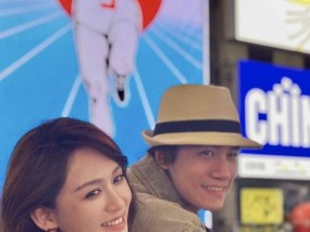 陈乔恩与老公日本旅行，二人街头合影，同款鼻形和微笑超有夫妻相
